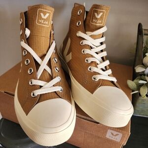 Veja Size 40 W9 Tan High-Top Sneakers